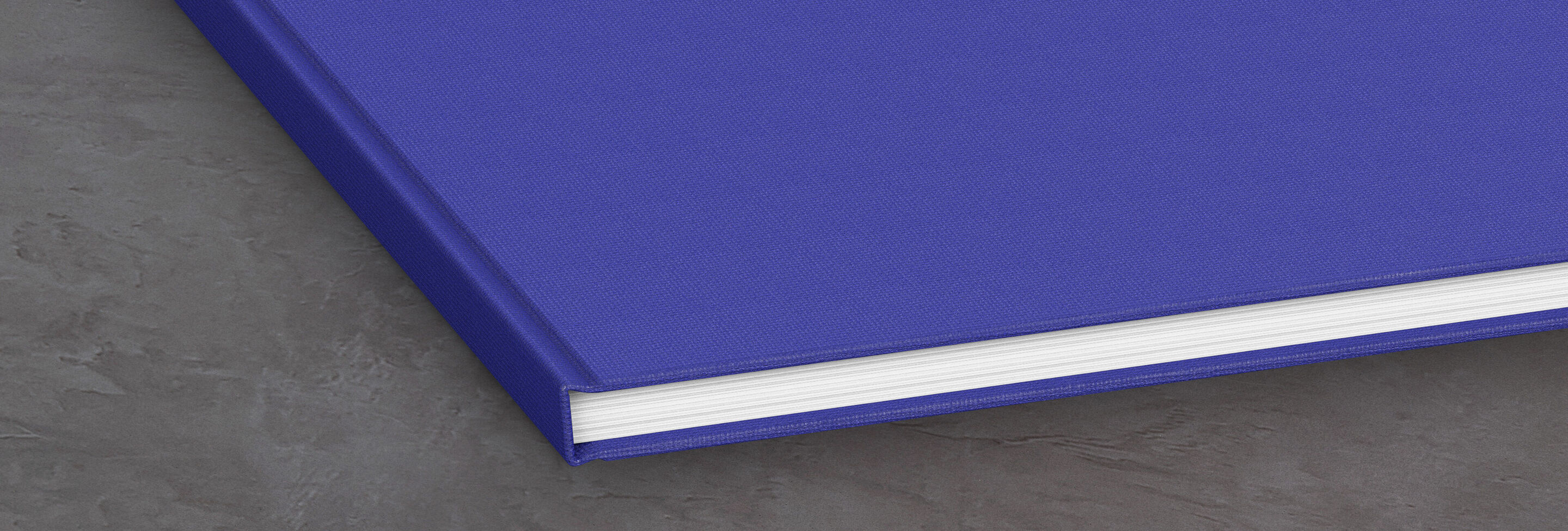 Dicke, blaue Buchdecke aus hochwertigem Material, teilweise aufgeklappt
