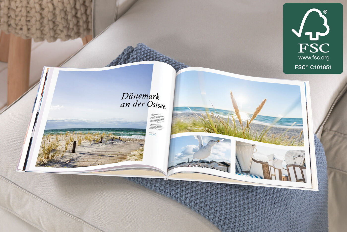 Ein offenes Fotobuch zeigt wunderschöne Bilder von Dänemark an der Ostsee mit Strand und Meer.