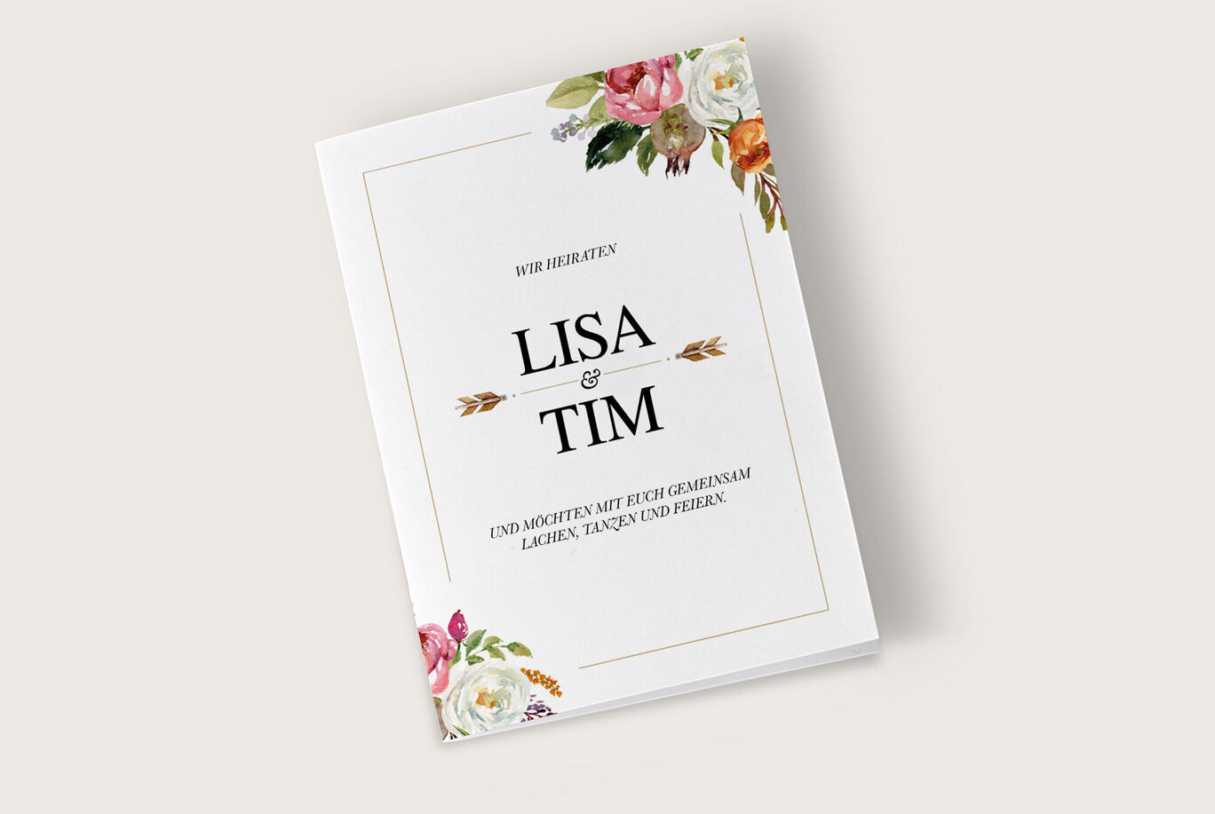 Ein elegantes Hochzeitskarten-Design mit auffälligen Blumen und goldenen Akzenten.