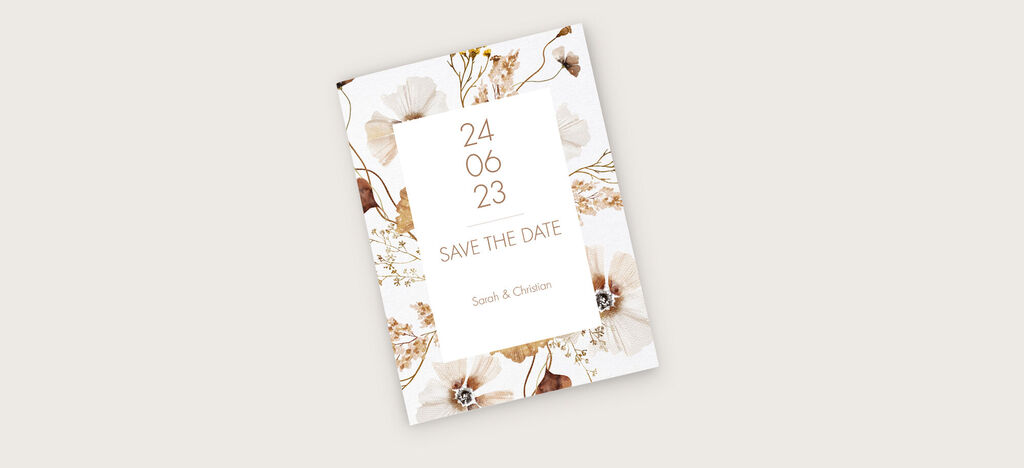 Ein wunderschöner Save-the-Date-Karten-Design mit floralen Akzenten und elegantem Schriftzug.