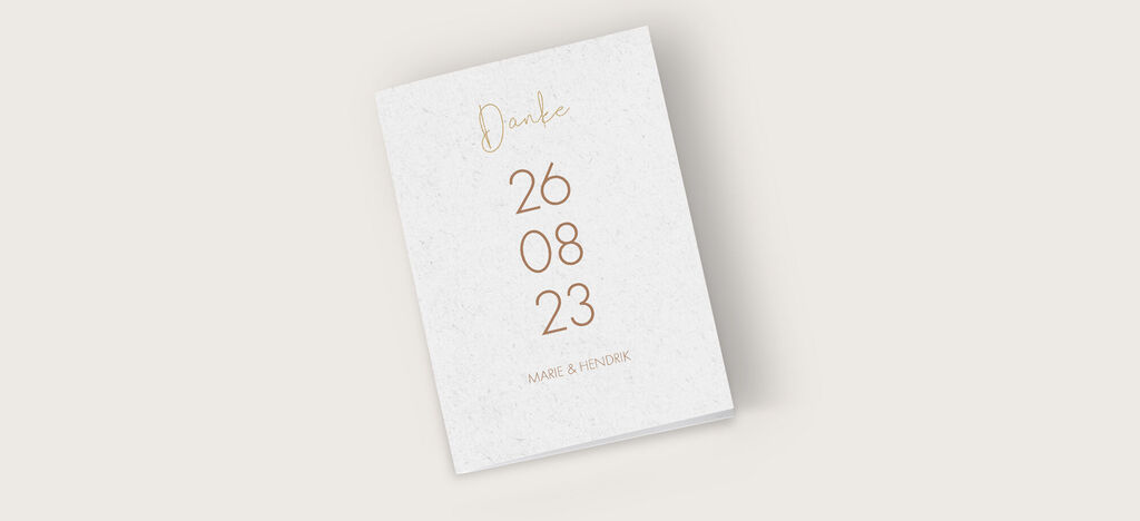 Einladungskarte in Weiß mit goldener Schrift und dem Datum 26.08.23, personalisiert für Marie und Hendrik
