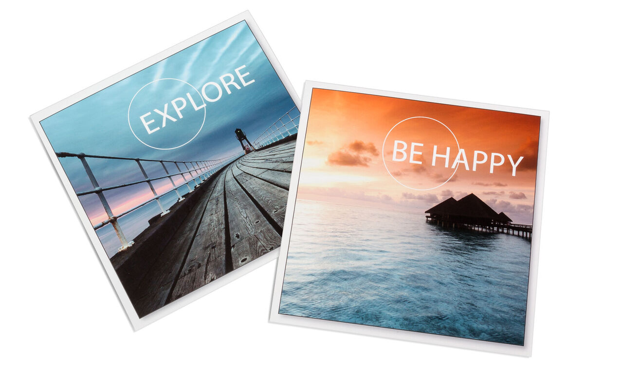 Zwei Bilder mit inspirierenden Sprüchen. Eines zeigt eine Brücke am Meer, das andere eine Idylle am Wasser verzweigt mit den Worten "EXPLORE" und "BE HAPPY".