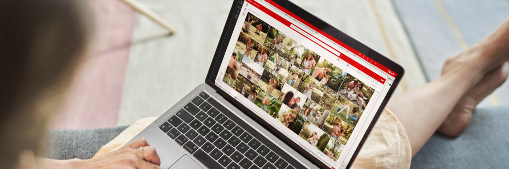 Eine Person betrachtet auf einem Laptop Fotos von besonderen Momenten im Freien