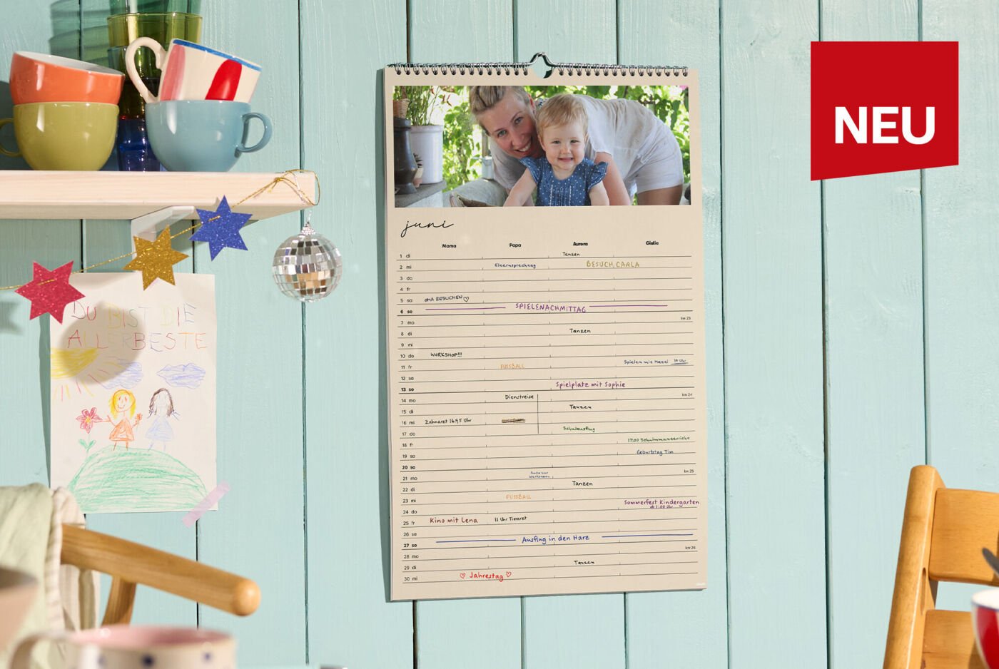 CEWE Fotokalender als Familienplaner für Juni mit Foto oben, vielen Zeilen für Termine und rotem Label NEU
