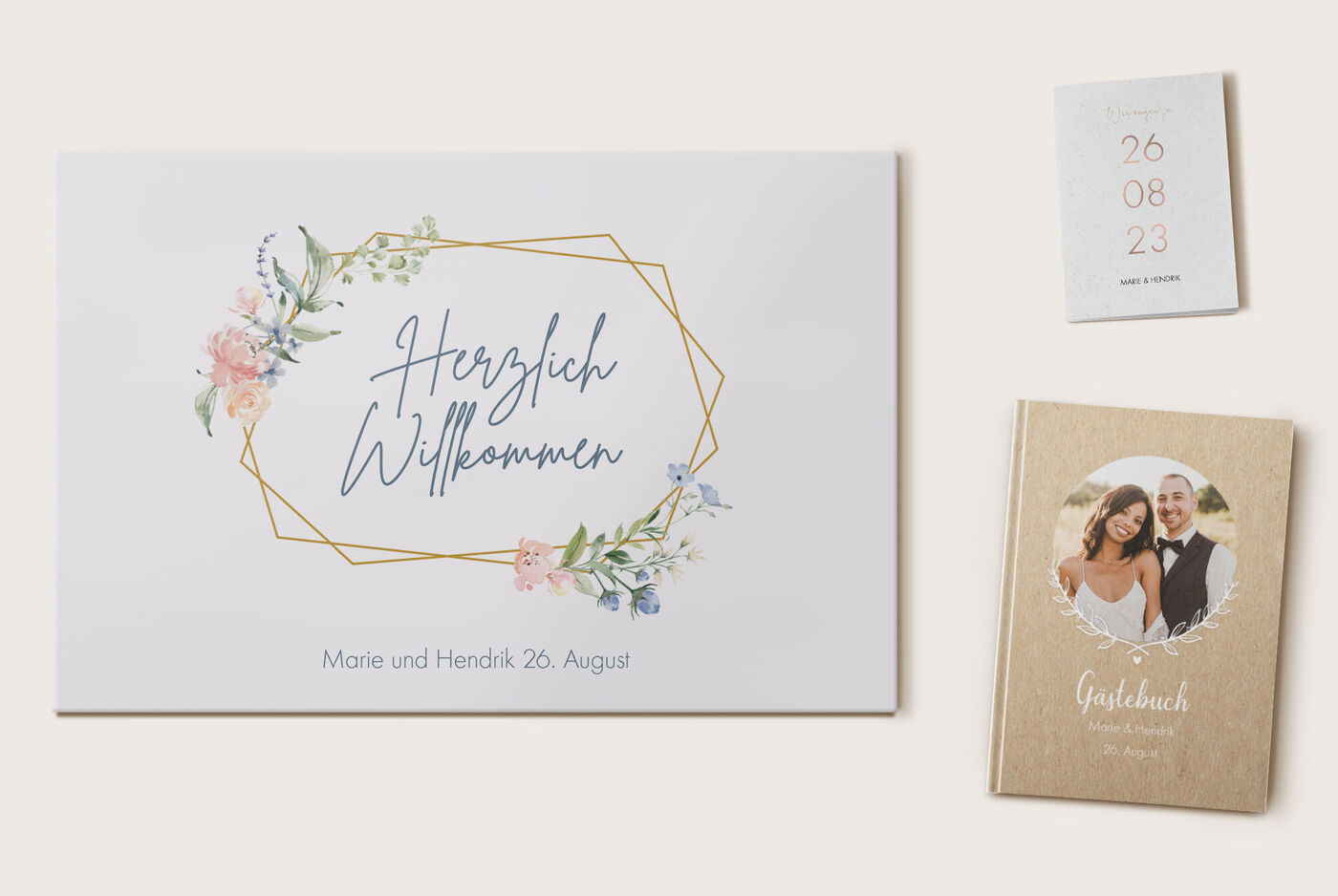 Ein einladendes Willkommensschild mit floralen Elementen und goldenen Akzenten für eine Hochzeit.