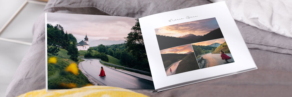 Eine Person mit rotem Kleid geht auf einer Straße in einer malerischen Landschaft mit einem Gebäude im Hintergrund während des Sonnenuntergangs.