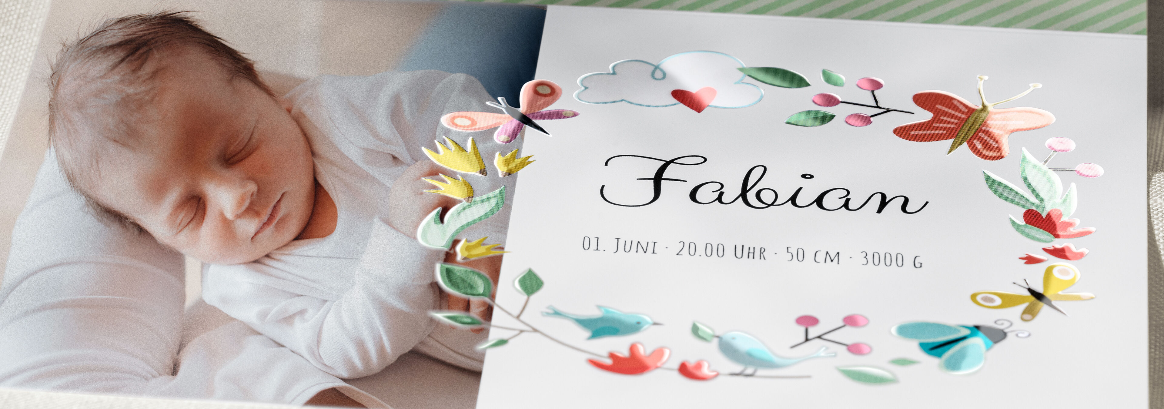 Ein schlafendes Baby in einem gut gestalteten Grußkarten-Design mit bunten Blumen und Schmetterlingen. Der Name 'Fabian' steht im Mittelpunkt.