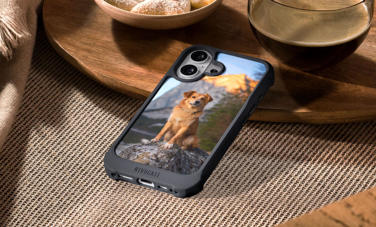 Smartphone Hülle liegt auf einem Tisch neben einer Tasse und zeigt ein persönliches Foto eines Hundes in der Natur