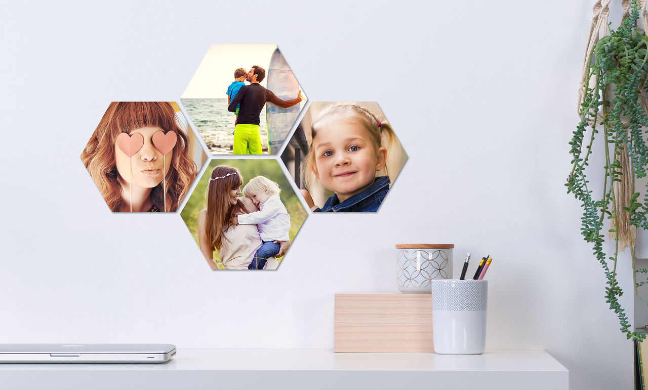 Sechseckige Fotocollage mit Familienbildern an einer Wand