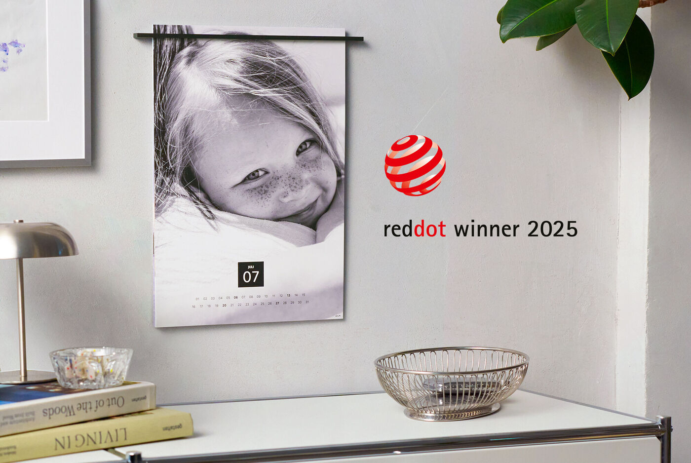 Schicker Wandkalender mit modernem Design und roten Punkten für 2025