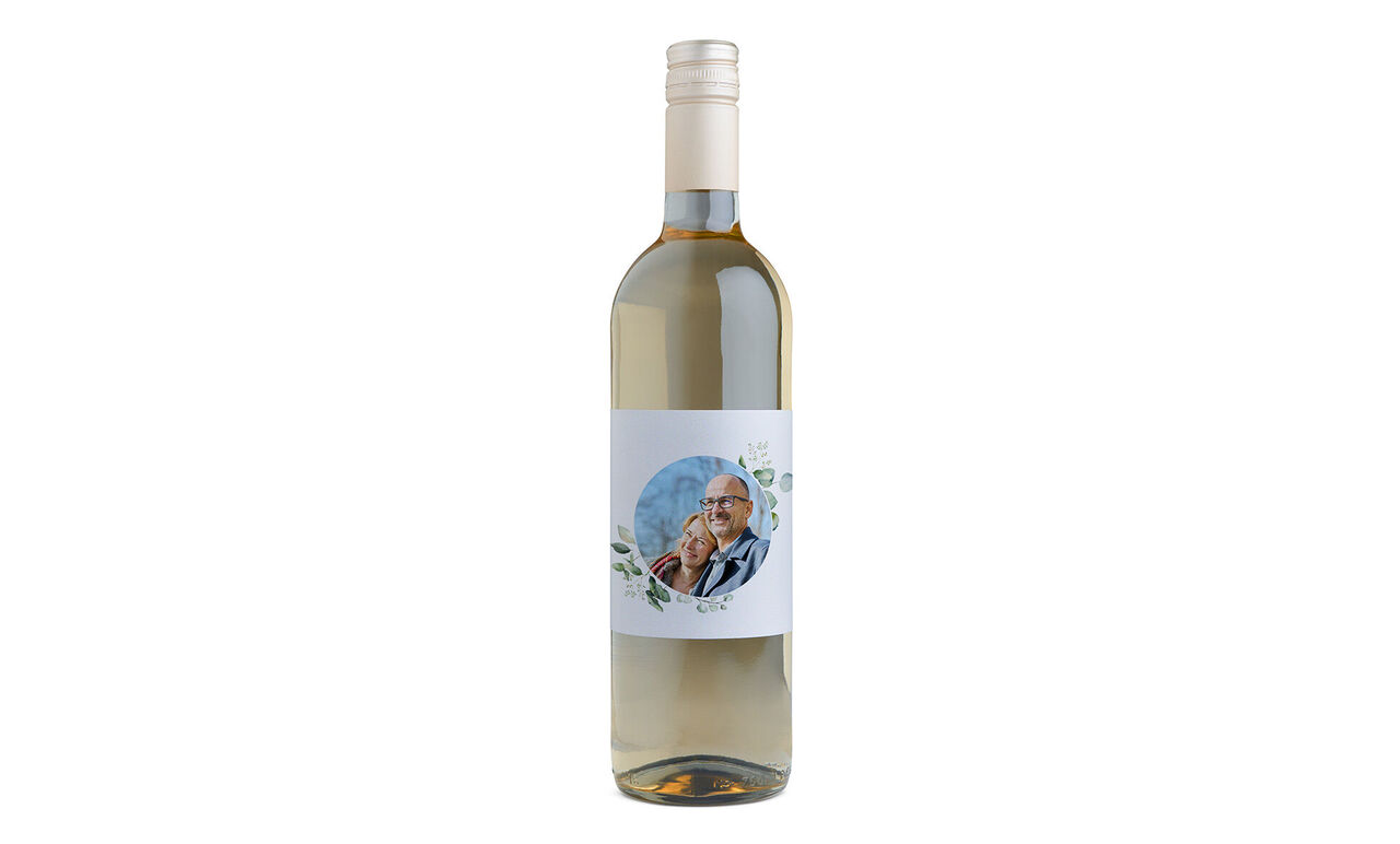 Flasche Weißwein mit kreativem Etikett und neuem Design