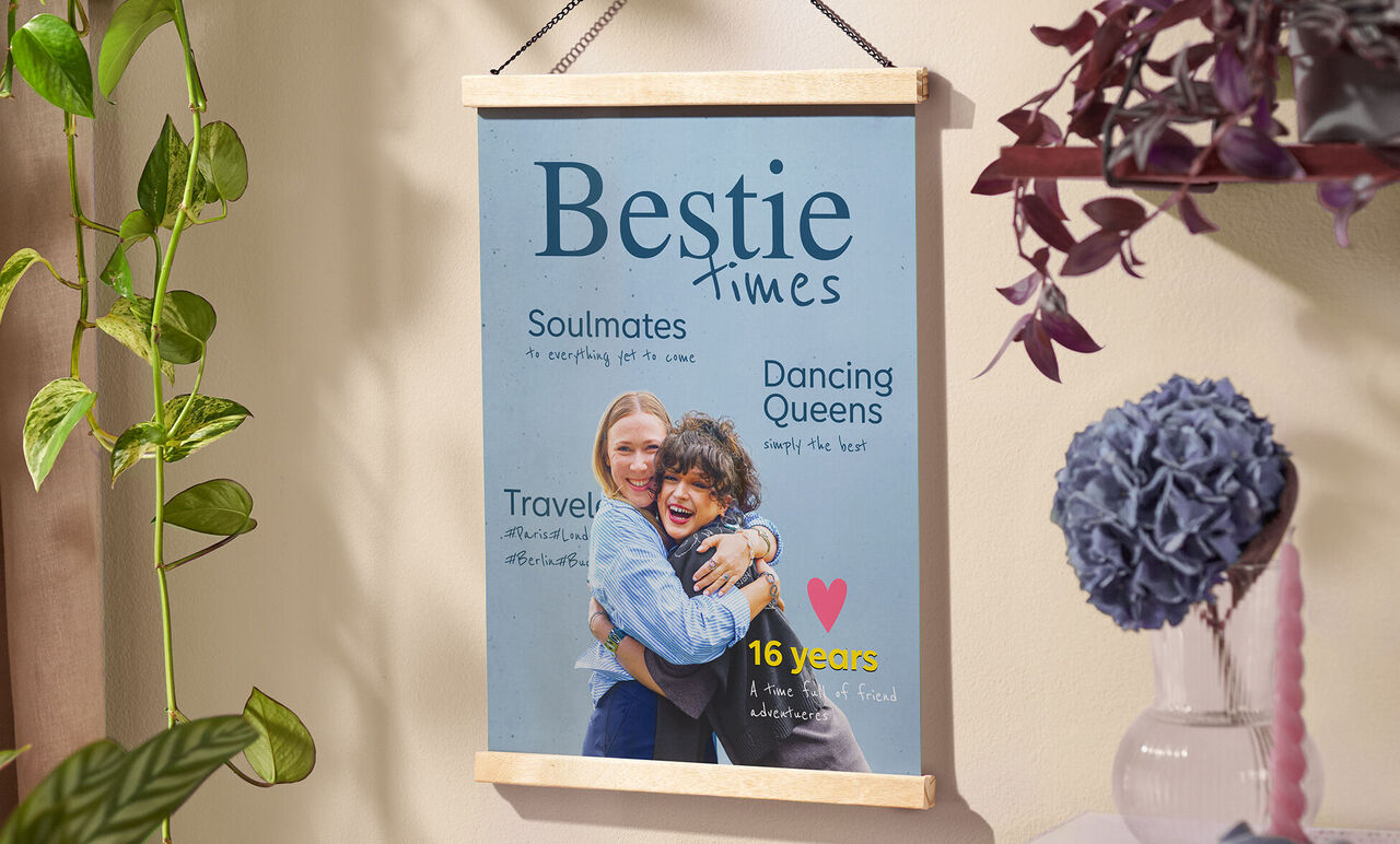 CEWE Poster mit Foto von zwei umarmenden Personen und Texten wie Bestie times, Soulmates und 16 years