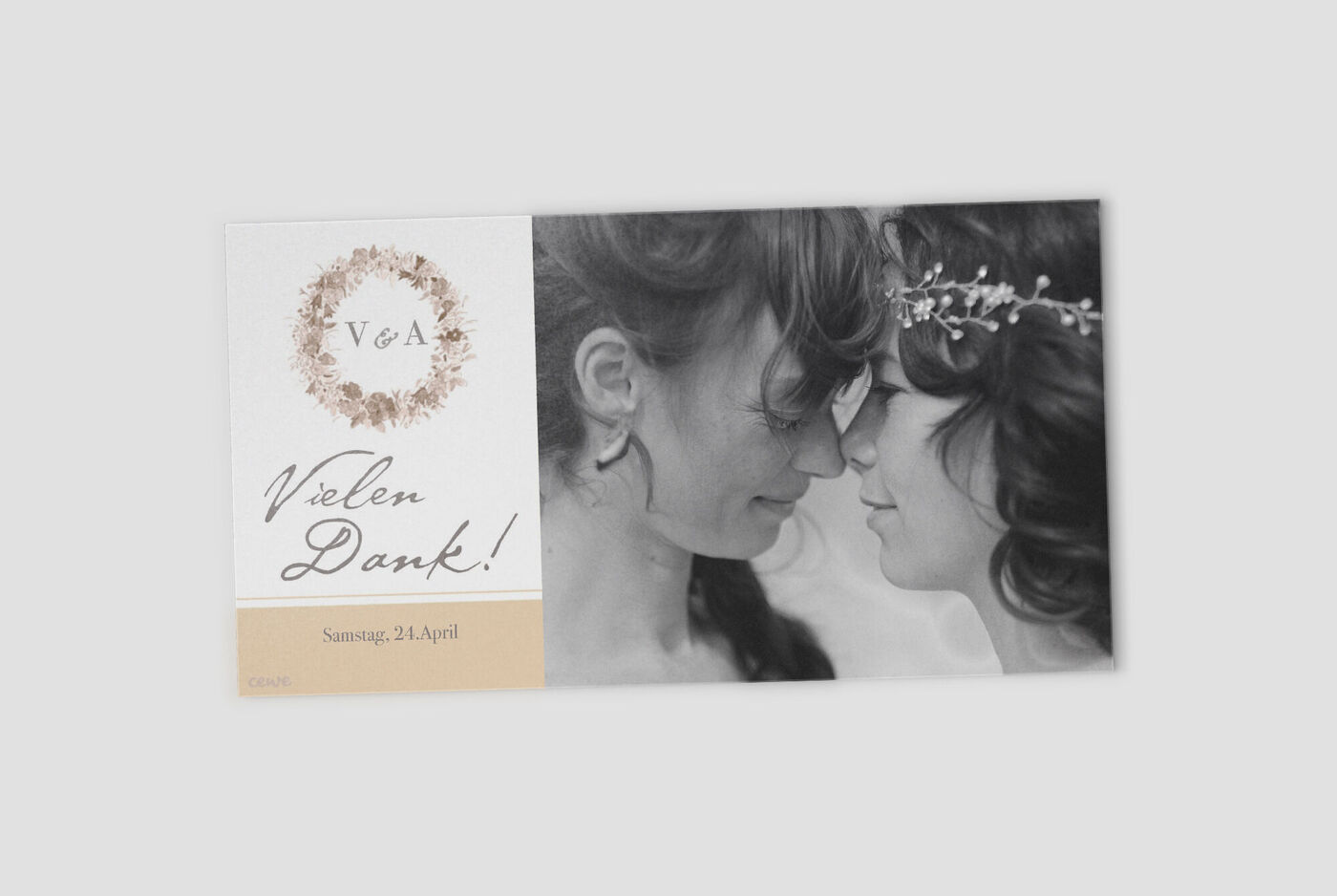 Wundervolle Einladungskarte zur Hochzeit mit floralem Design, die Dankbarkeit ausdrückt