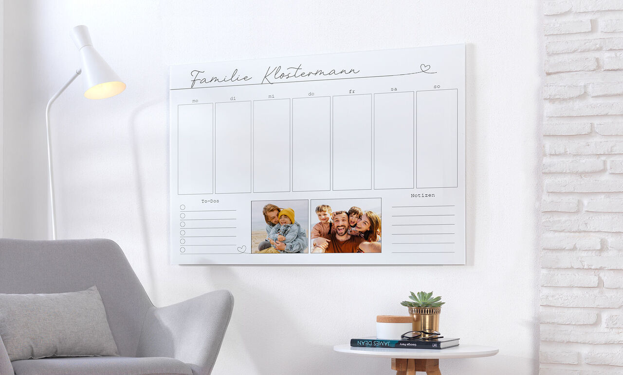 Ein moderner Fotokalender mit Platz für persönliche Termine und Familienfotos.
