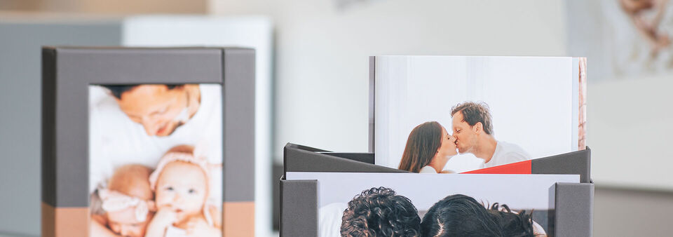 Ein liebevolles Arrangement von CEWE Fotobüchern, die persönliche Erinnerungen zeigen