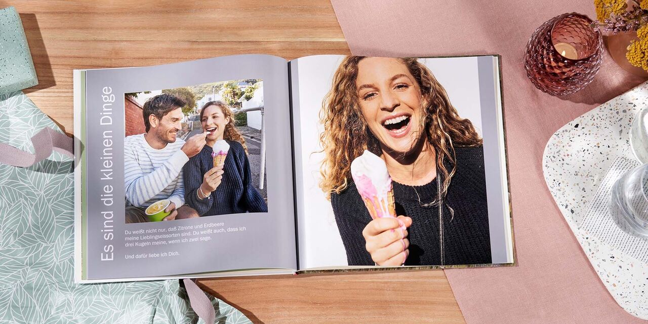 Zwei Personen genießen Eis in einem CEWE Fotobuch.