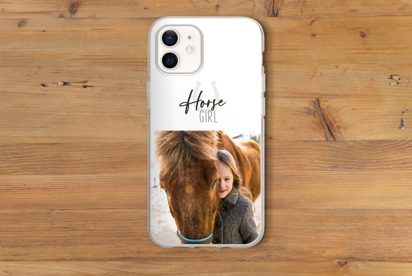 Eine liebevolle Darstellung eines Mädchens mit ihrem Pferd, das eine besondere Verbindung zeigt, mit dem Text 'Horse Girl'.