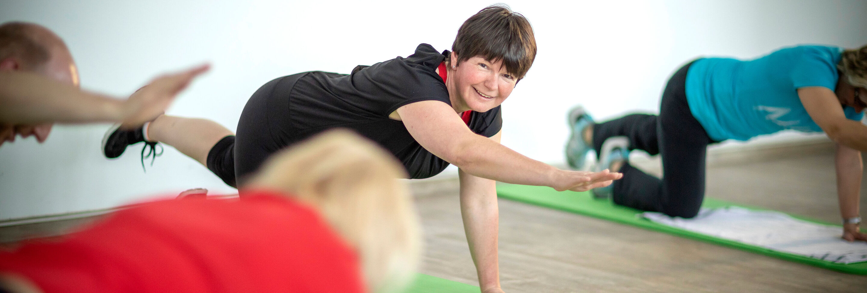 Gruppentraining mit Teilnehmern auf der Matte, die Übungen machen