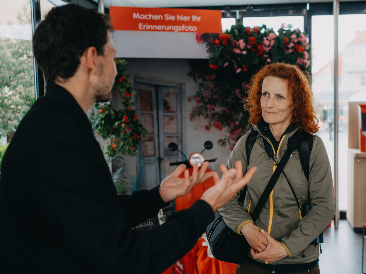 Eine Frau und ein Mann unterhalten sich angeregt.