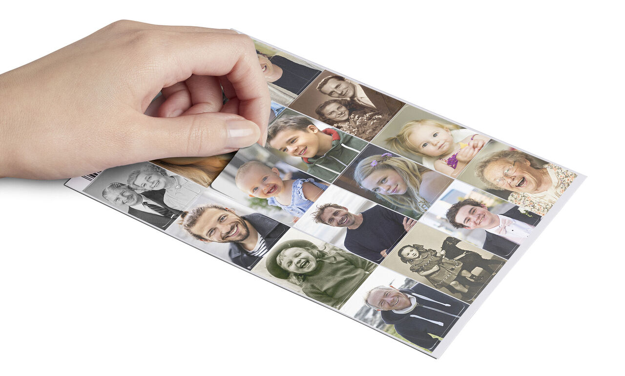 Eine Hand hält eine Fotokarte mit verschiedenen Bildern von Menschen, die Freude ausstrahlen.