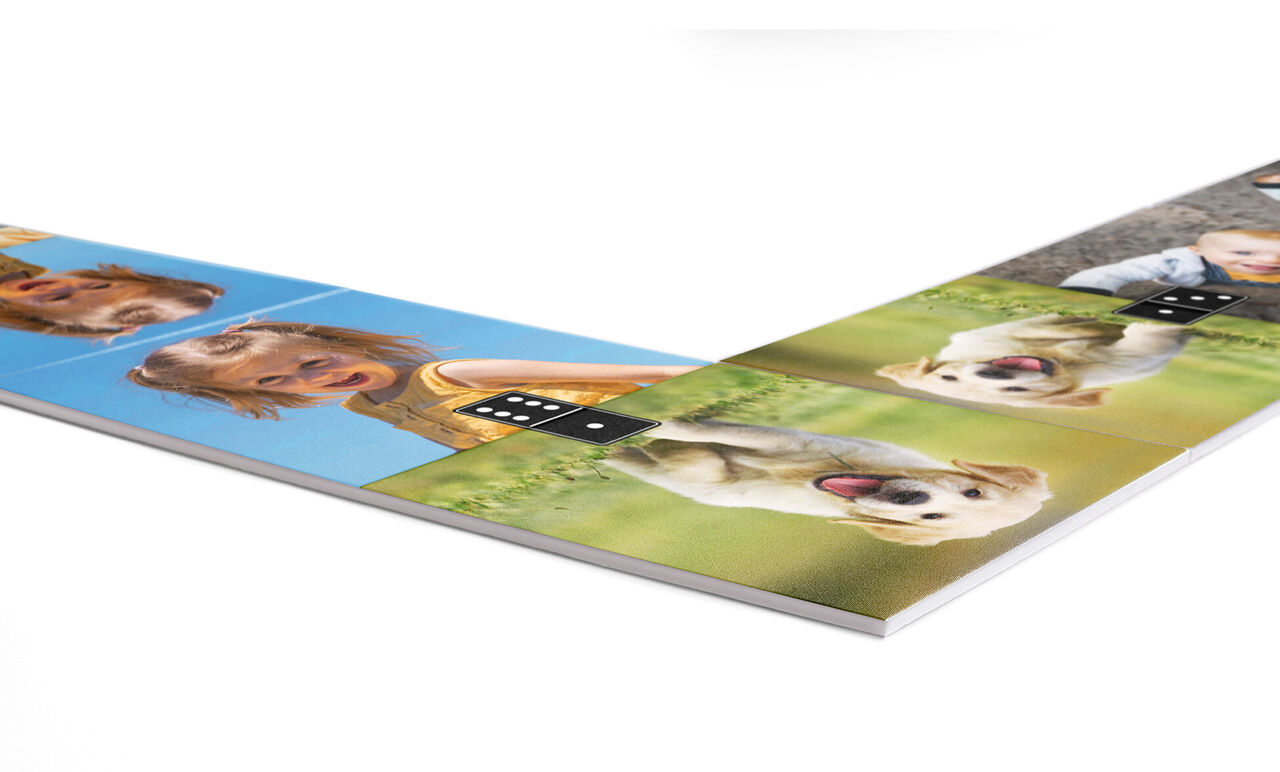 Fotobuch mit Bildern von glücklichen Kindern und einem Labrador. Die Fotos zeigen fröhliche Momente im Freien.