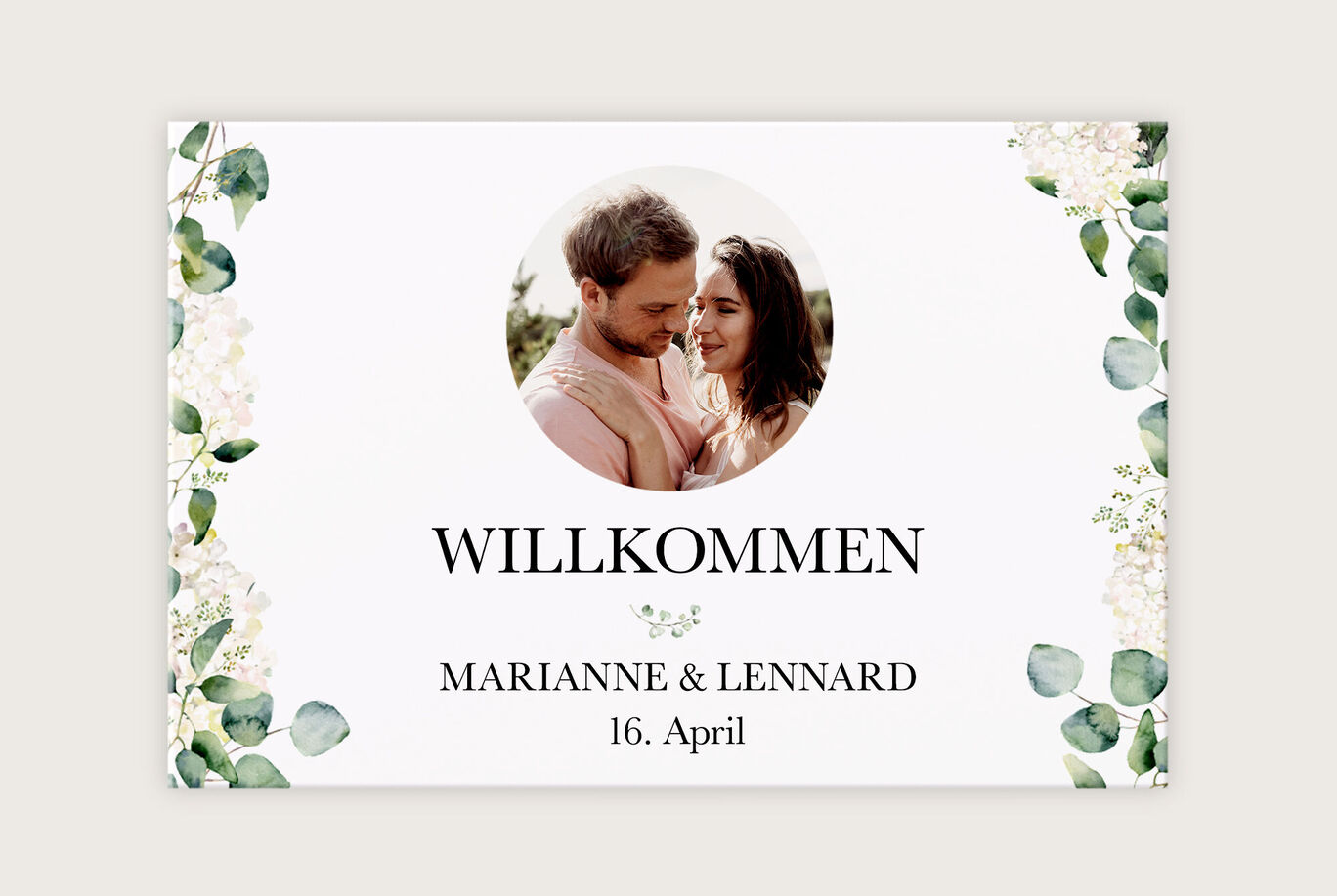 Hochzeits-Einladungskarte mit floralen Elementen