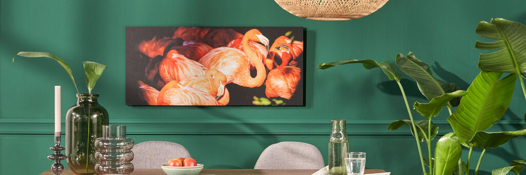 Wandbild mit bunten Flamingos in einem Wohnzimmer