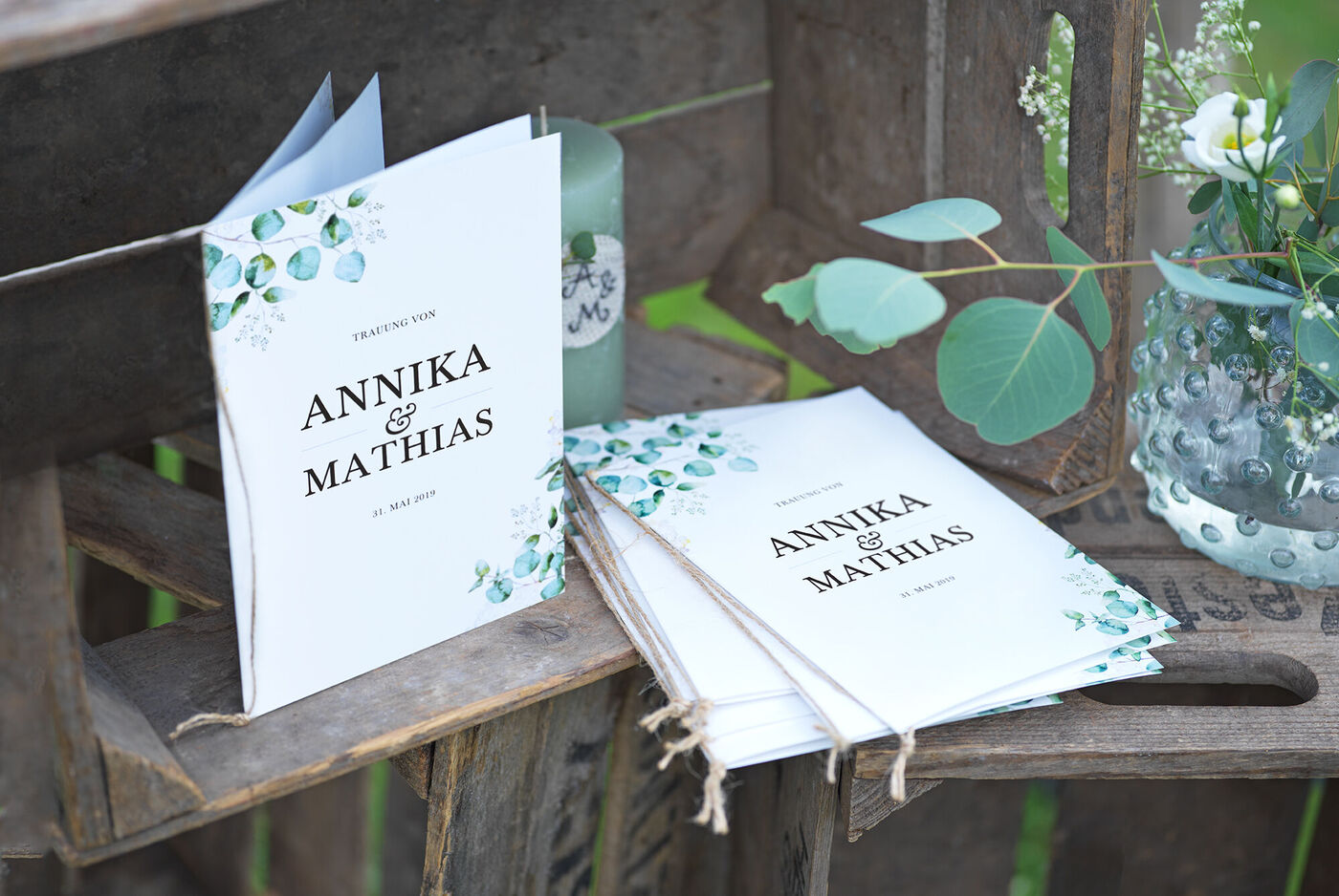 Elegante CEWE Grußkarten mit dem Namen Annika und Matthias, dekoriert mit grünen Pflanzenmotiven