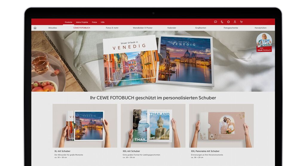 Laptop zeigt CEWE FOTOBUCH im personalisierten Schuber und Beispiele mit Reisetiteln auf der CEWE Website