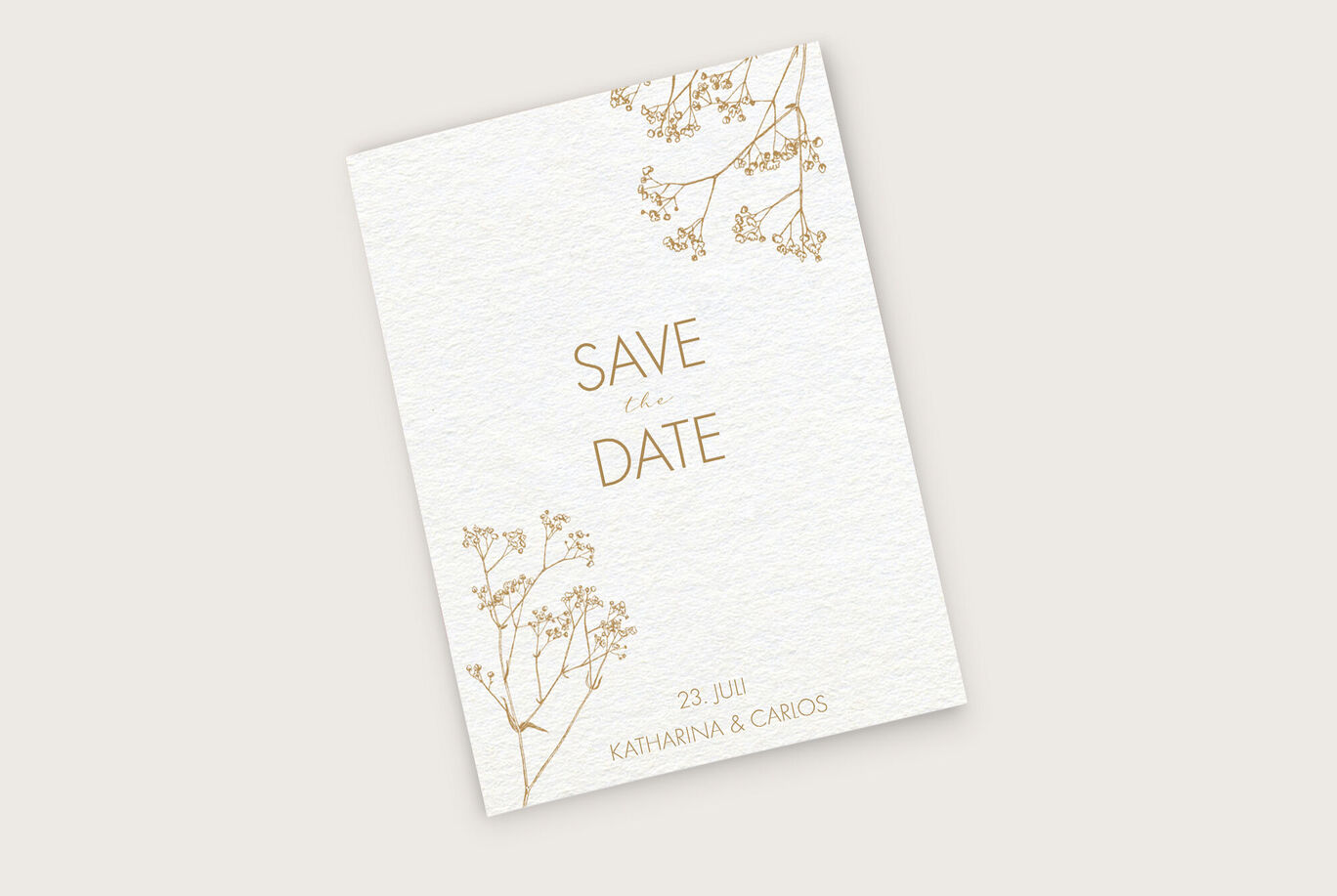 Ein bezauberndes Save-the-Date-Karten-Design mit feinen goldenen Schriftzügen und zarten Floralmotiven.
