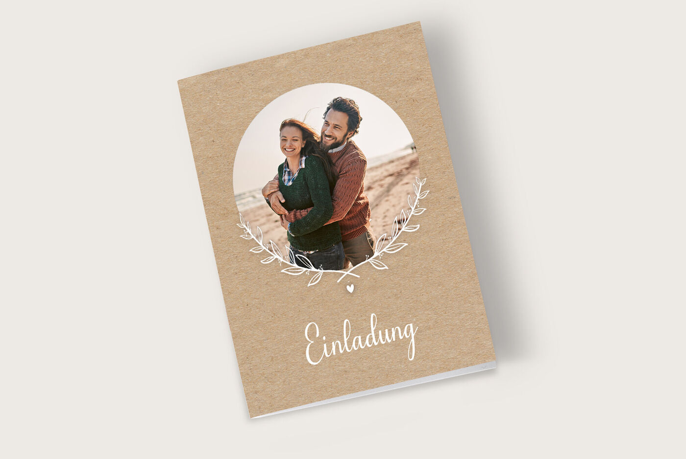 Einladungskarte mit floralem Design und Foto eines Paares.