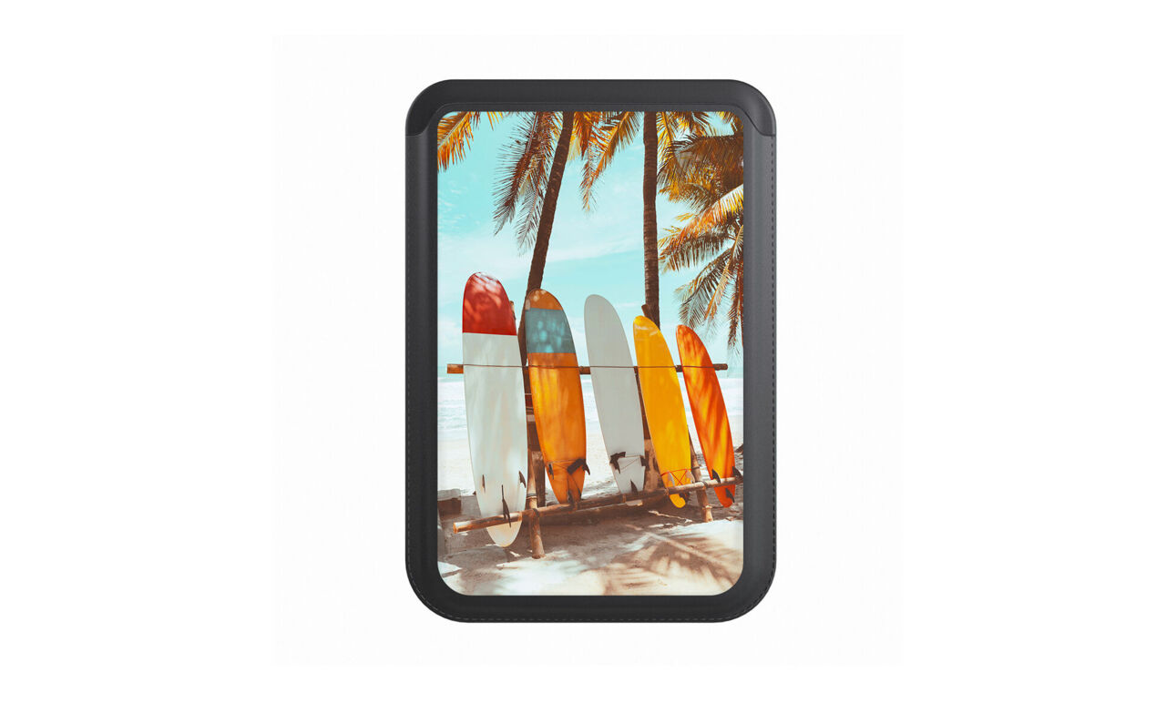 Kartenhalter fürs Handy mit Foto von bunten Surfbrettern am Strand unter Palmen
