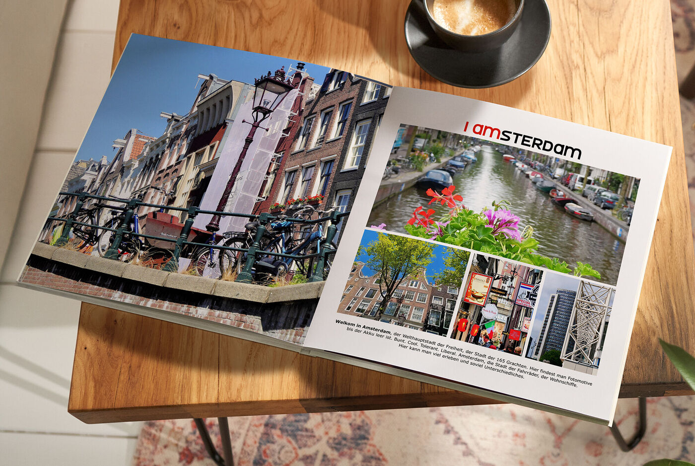Ein aufgeschlagenes Fotobuch mit Bildern von Amsterdam, das auf einem Tisch liegt. Es zeigt typische Grachten, Fahrräder und bunte Blumen.