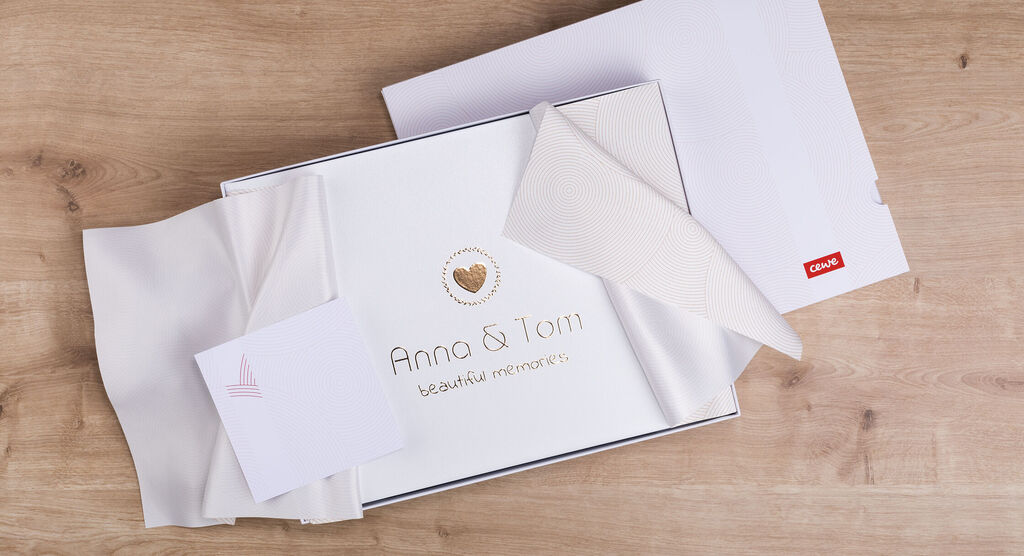 Wunderschönes CEWE Fotobuch in einer Geschenkbox mit liebevollen Erinnerungen und persönlichen Details