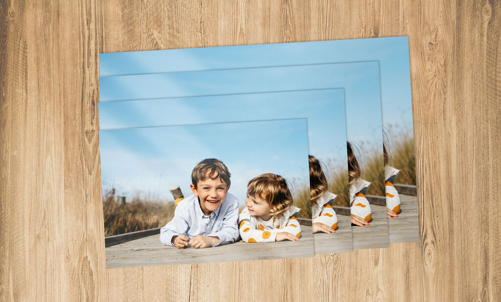 Zwei Kinder liegen entspannt auf einem Holzsteg und genießen einen sonnigen Tag.