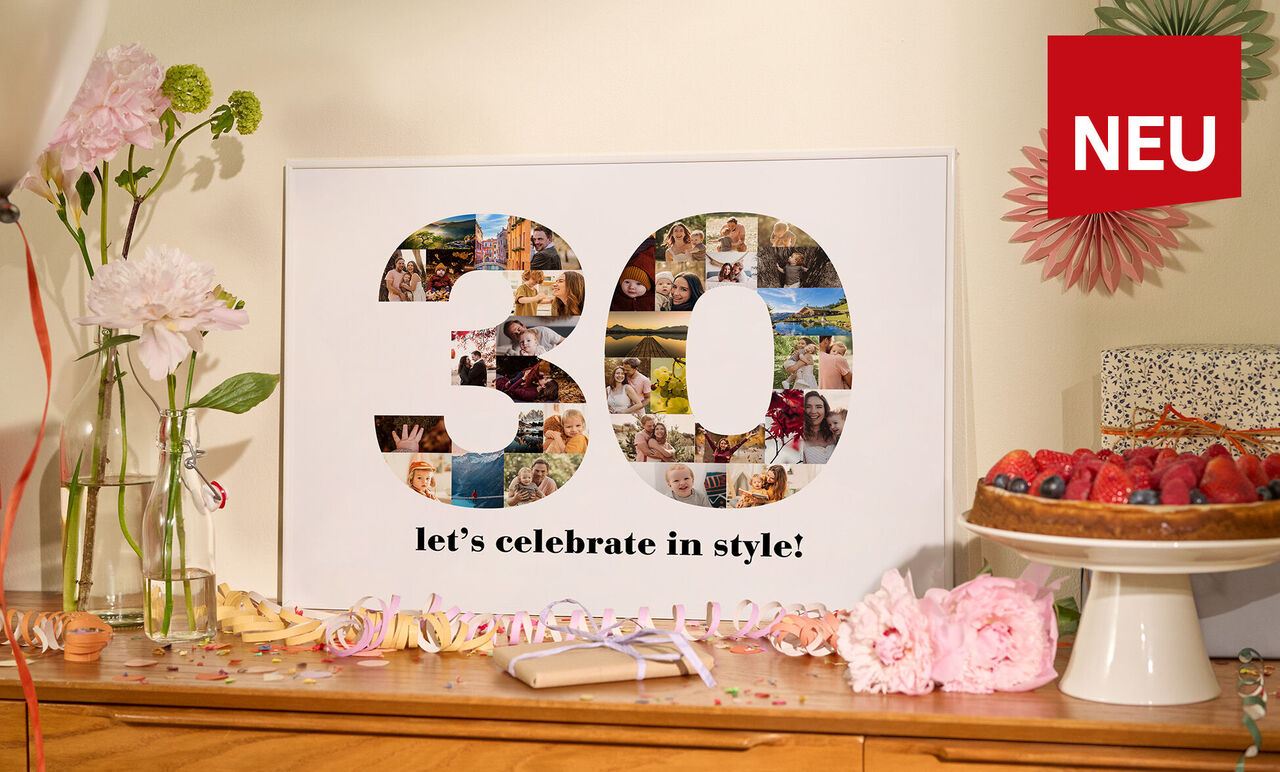 CEWE Poster mit Collage in Form der Zahl 30 auf Geburtstagstisch mit Kuchen, Blumen und Deko
