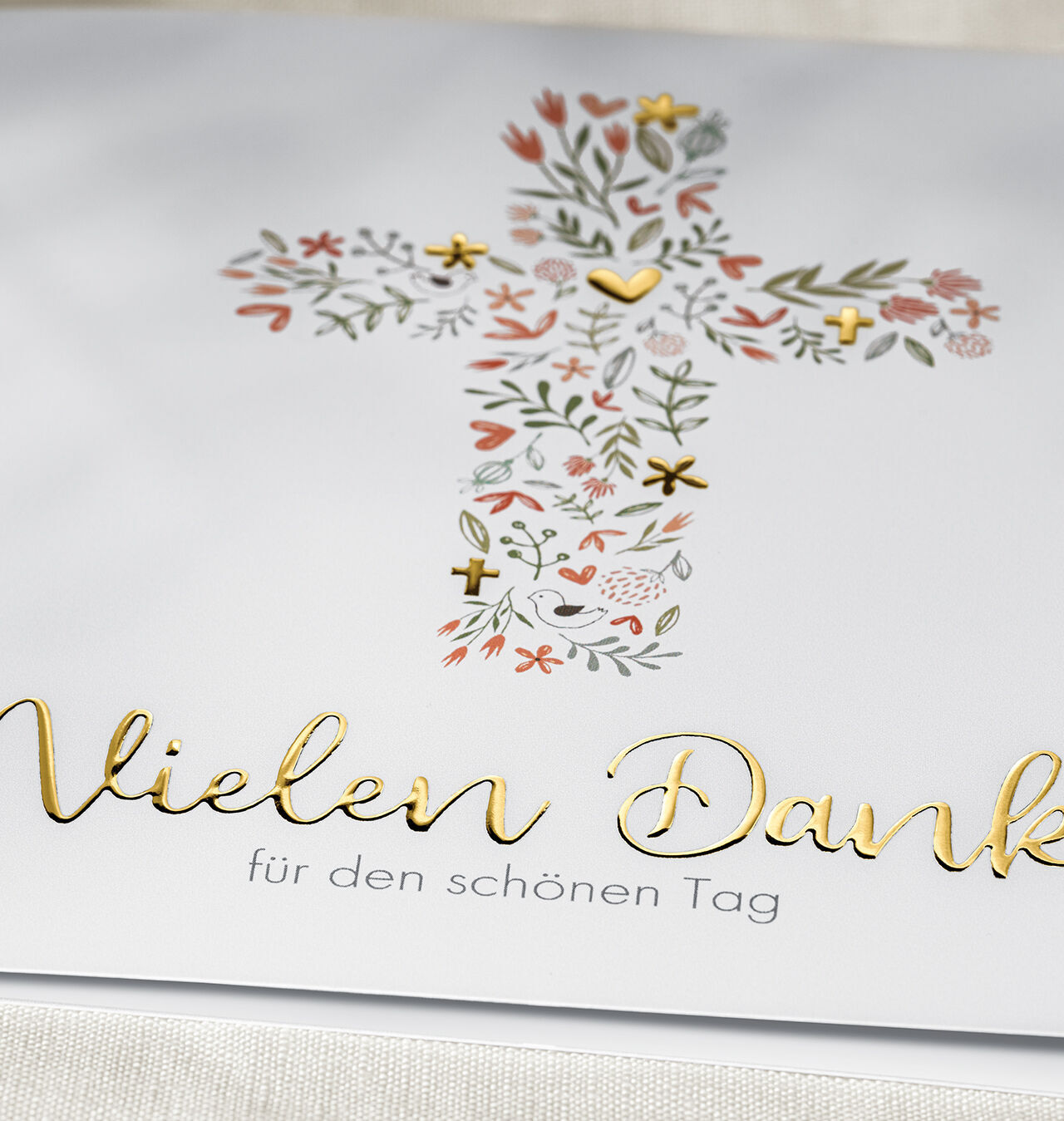 Ein wunderschönes Dankeschön-Karten-Design mit floralen Elementen und einem goldenen Kreuz.
