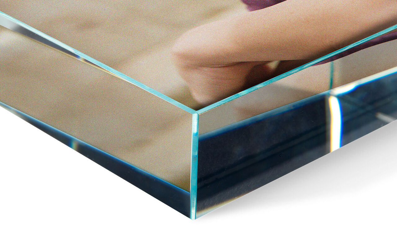 Kantenansicht eines hochwertigen Acrylbildes mit einer Person, die das Kunstwerk betrachtet
