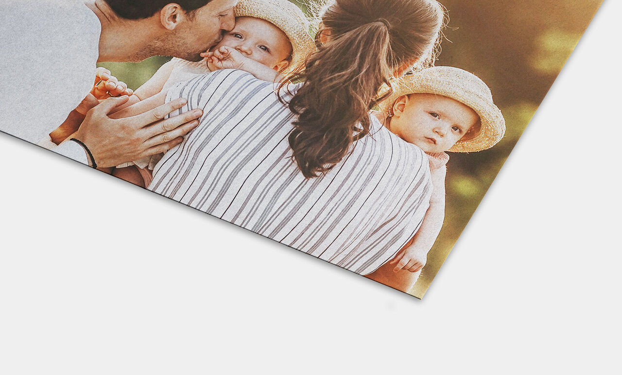 Familie mit zwei Kindern im Freien, sie genießen einen sonnigen Tag.