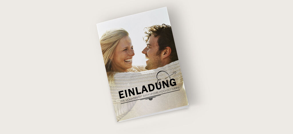 Eine Einladung mit elegantem Design, die eine herzliche Nachricht vermittelt