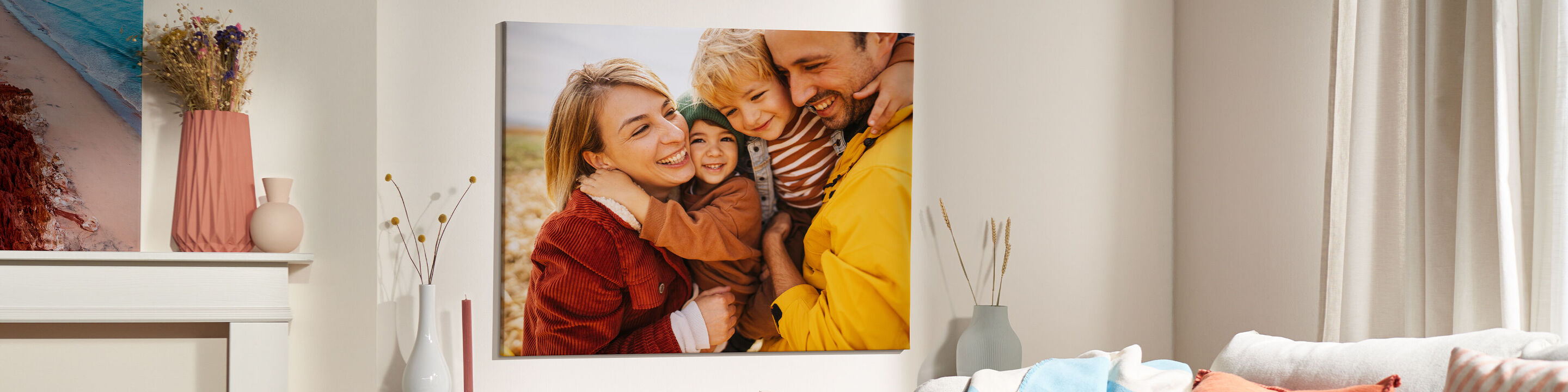 Familie umarmt sich freundlich in einem gemütlichen Raum mit einem schönen Wandbild.