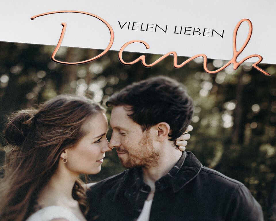 Dankeskarte mit einem wunderschönen Paar im Freien.