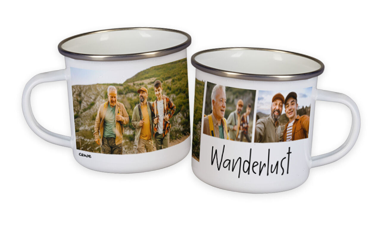 Zwei Wanderer in der Natur halten eine Tasse mit dem Aufdruck 'Wanderlust'. Das Design zeigt die Freude am Abenteuer.