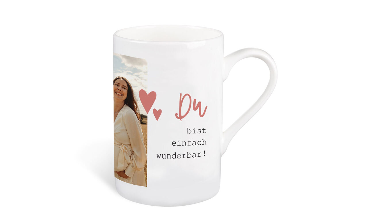 Eine weiße Tasse mit einem liebevollen Spruch und einem Foto im Hintergrund, die Freude und Zuneigung ausstrahlt