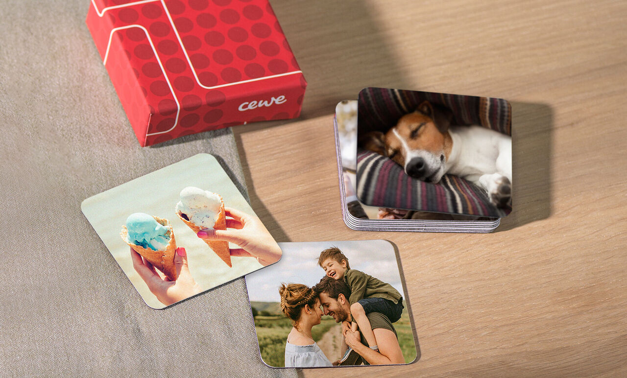 Zwei quadratische Fotokarten zeigen fröhliche Momente: ein Kind mit einer Eistüte und eine glückliche Mutter mit ihrem Kind. Dazu ein rotes Verpackungsbox von CEWE.