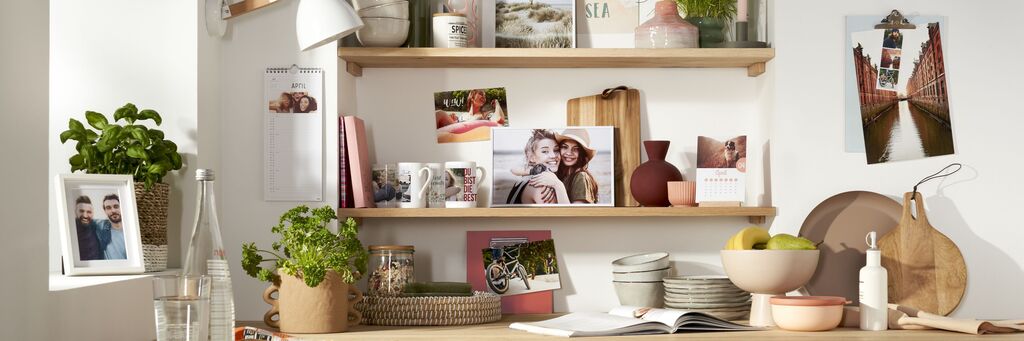Ein liebevoll gestalteter Wohnraum mit Regalen, die Fotos, Kalender und kreative Gegenstände zeigen