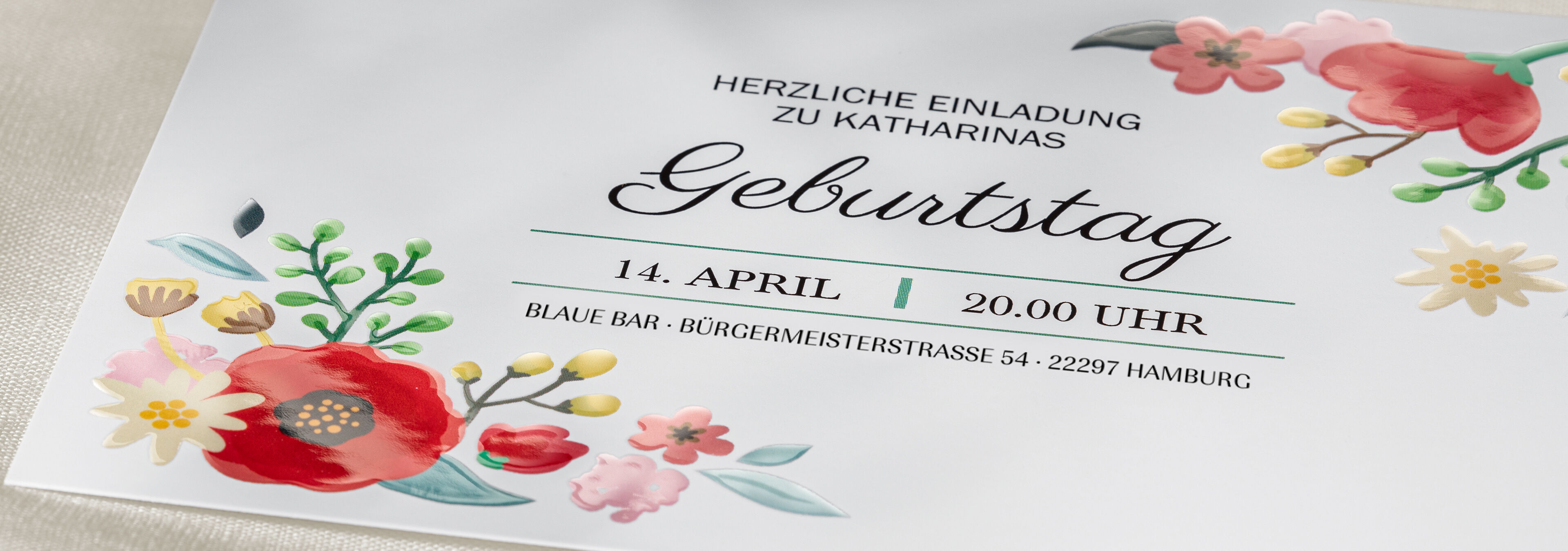 Einladungskarte für einen Geburtstag mit floralen Motiven und stilvollem Text.