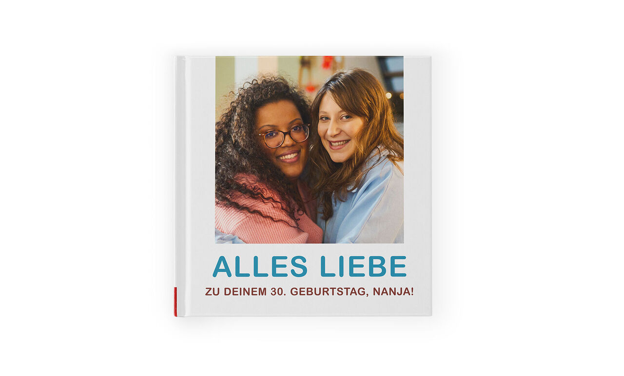 CEWE FOTOBUCH mit Titel Alles Liebe und Foto von zwei umarmenden Menschen