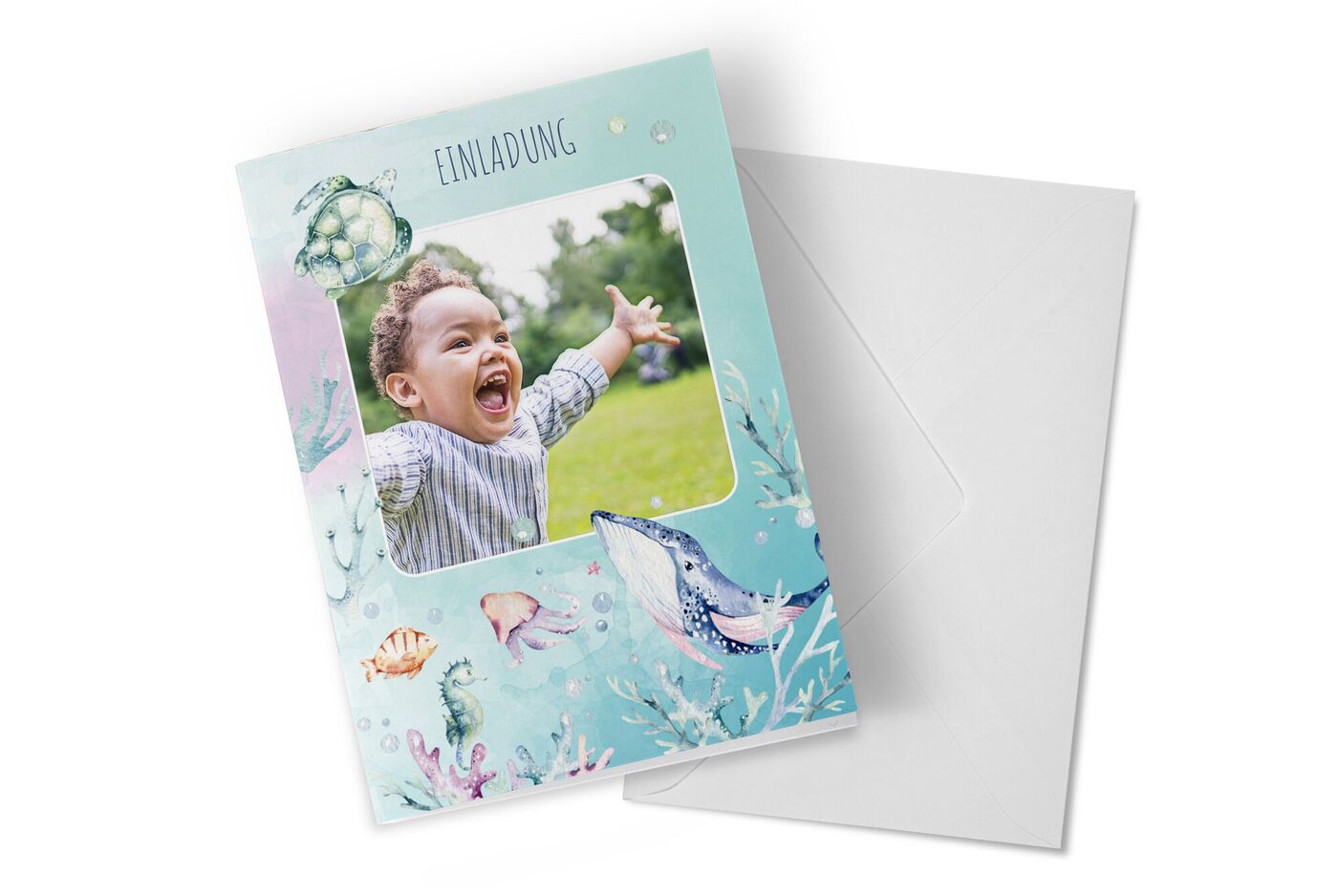 Bunte Einladungskarte mit maritimem Motiv und einem Kind im Freien.