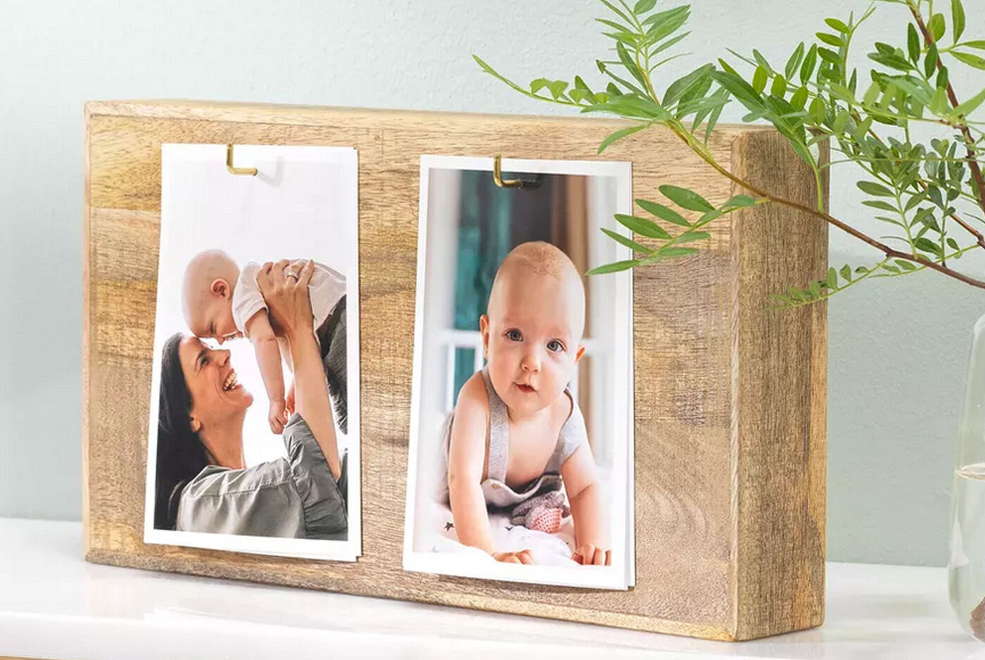 Eine liebevolle Mutter hält ihr Baby in den Armen, daneben ein weiteres Babykonzept auf einem Holzrahmen. Ideal für persönliche Erinnerungen.